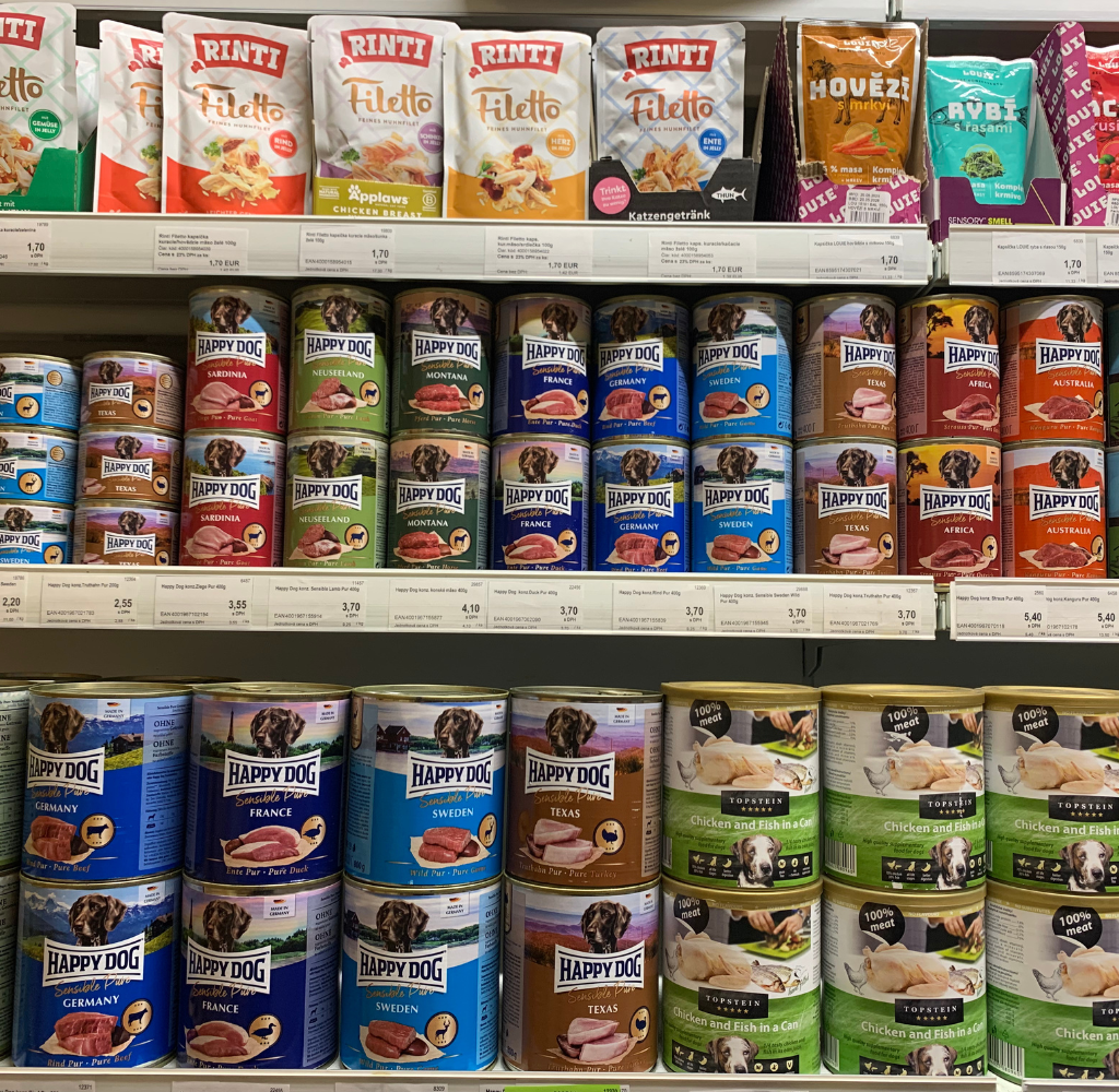 Mix konzerv pre psov rôznych značiek v regáli – kompletné krmivo dostupné skladom